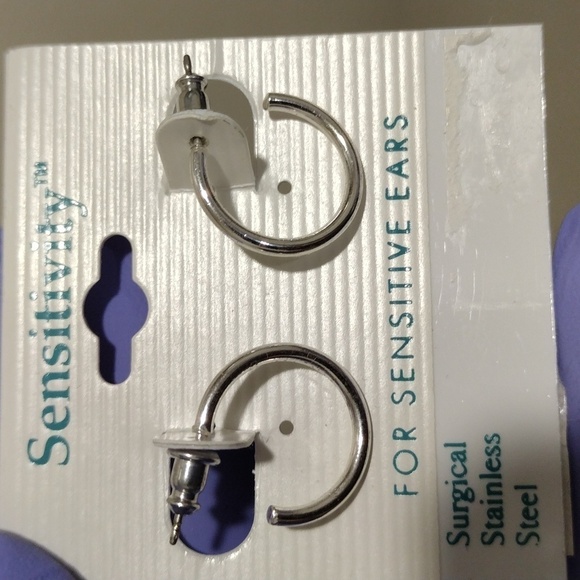 Women's Polished Silver-tone Small Open Hoop Design Earrings, 0.75-inch - Picture 3 of 5